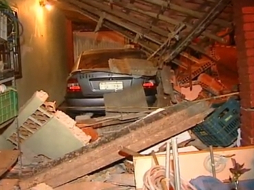 Muro da casa e telhado da garagem caram com o impacto
