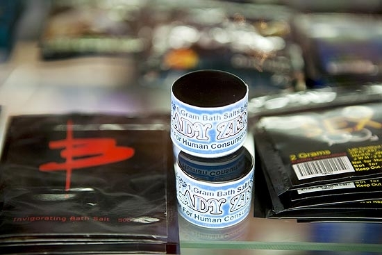 Na foto acima, droga artificial que simula efeito de cocana  vendida como sendo sais de banho nos EUA