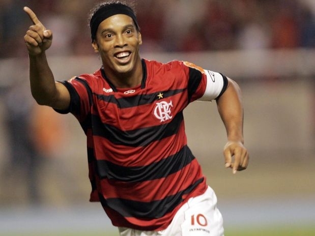 Em tima fase, Ronaldinho  a grande aposta do time do Flamengo contra o Cruzeiro