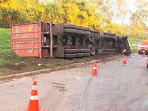 Veculo transportava bobinas de papel