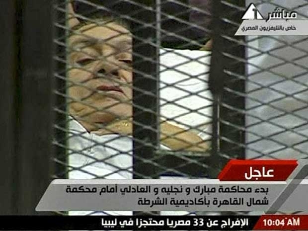 Hosni Mubarak est� numa esp�cie de �jaula�no interior do pr�dio da Academia de Pol�cia do Cairo.
