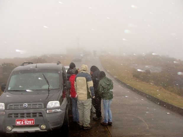 No morro da Igreja, em Urubici (SC), neve veio acompanhado de forte vento