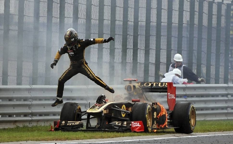 Nick Heidfeld salta de sua Renault depois do carro pegar fogo