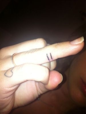Miley Cyrus fez tatuagem no dedo anelar em suporte ao casamento entre pessoas do mesmo sexo