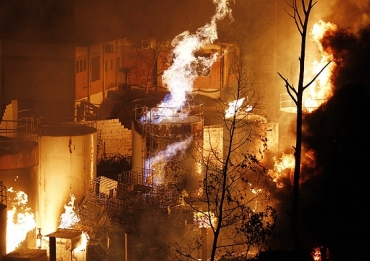 Incndio de grandes propores em fbrica de lcool em gel em Embu (SP) interdita a rodovia Rgis Bittencourt