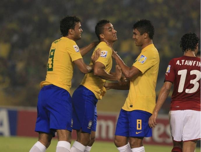 Danilo abriu o placar para a equipe brasileira e brinca com Willian e Casemiro