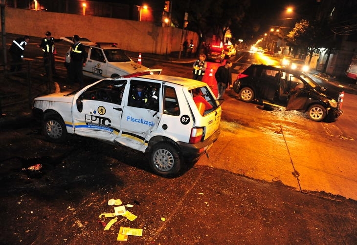 Apesar da viatura ter batido em dois carros, agentes tiveram apenas ferimentos leves