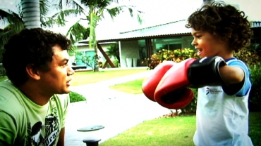 Pop brinca com o filho Popzinho no jardim de sua casa 