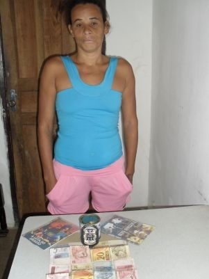 Denunciada por alguns dos lesados e presa em flagrante, ela responder por furto