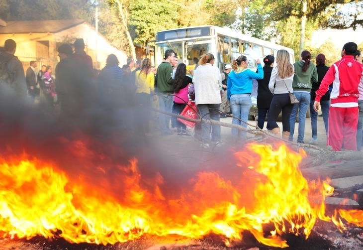 Moradores atearam fogo a pneus e galhos e bloquearam a via