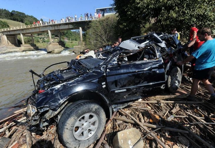Carro ficou submerso em rio
