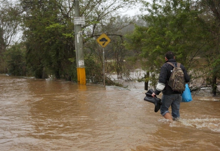 Morador enfrenta a gua no bairro Barrinha em Campo Bom