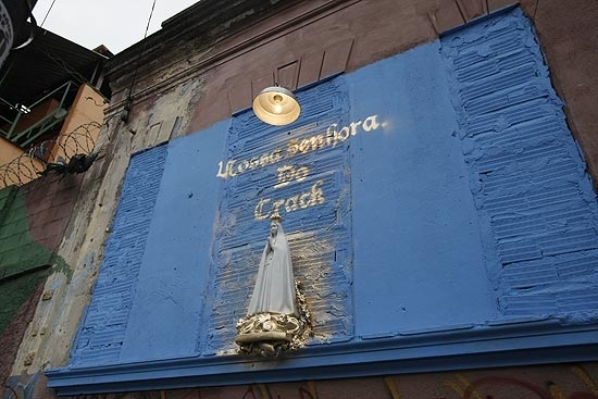 Obra do artista plstico Zarella Neto, que utiliza imagem de Nossa Senhora na rua Apa, na cracolndia, em SP