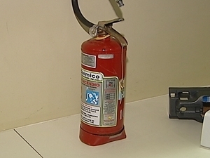 Extintor que o paciente atirou contra os atendentes 