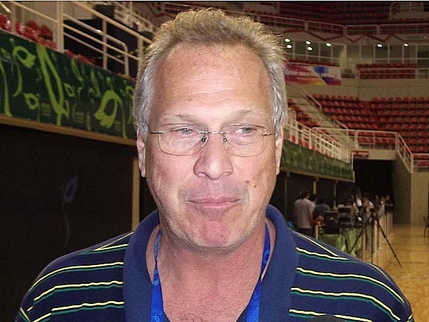 Tcnico do basquete no contm emoo ao falar da volta de jogadores