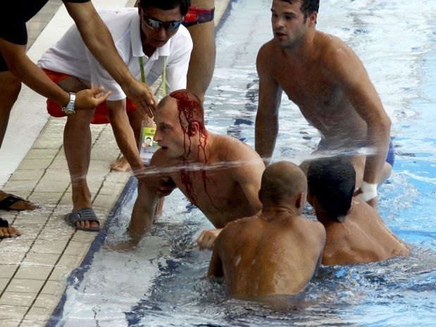 Vadim Kaptur sangra aps bater a cabea durante salto