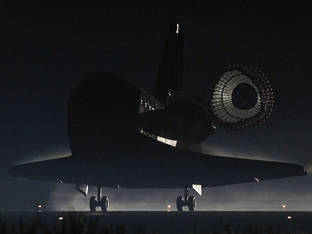 nibus espacial Atlantis faz ltimo pouso da frota no Cabo Canaveral, na Flrida