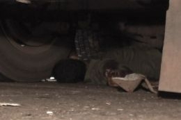 O motoqueiro est debaixo da carreta