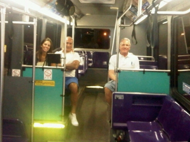 Roberto Justus anda de nibus na Disney