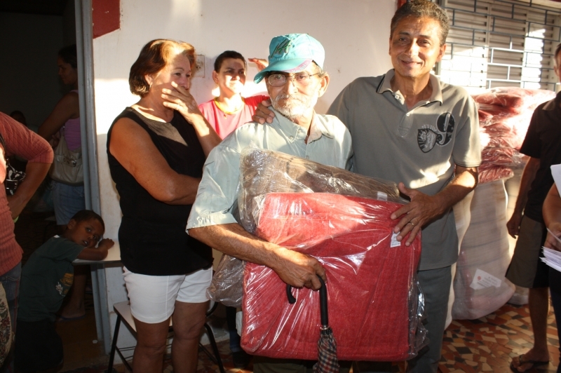 O senhor Ademir Simo que recebeu dois cobertores e disse que agora vai dormir bem melhor.