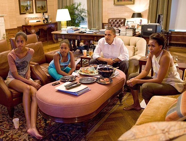 Obama assiste  deciso com a famlia