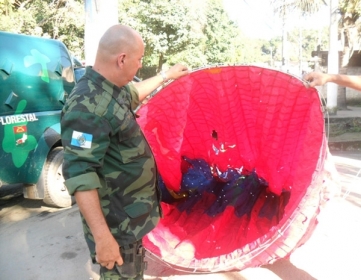 Agentes apreenderam bales em So Gonalo, na Regio Metropolitana do Rio