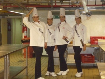 Candidatas do Acre, Amazonas, Bahia e Par ajudaram a preparar uma feijoada no hotel que esto hospedadas