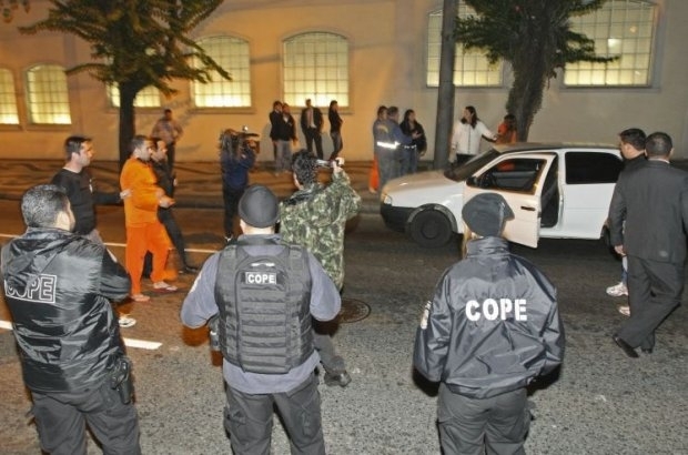 Durante duas horas, policiais e percia reconstituram a ao dos suspeitos, com base nos depoimentos