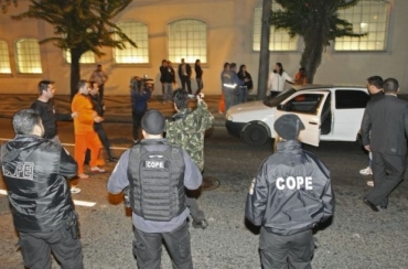 Durante duas horas, policiais e percia reconstituram a ao dos suspeitos, com base nos depoimentos