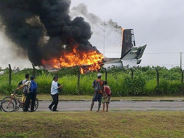 Incndio toma conta de bimotor que caiu na Grande Recife (PE), no 16 acidente com mortes de 2011, no Brasil