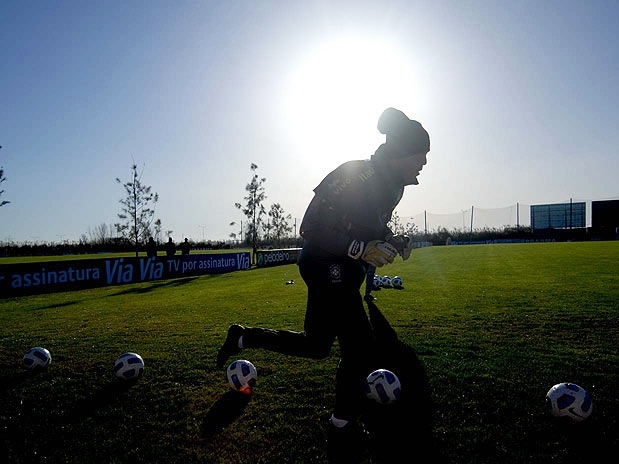 Goleiro n�o ligou para as cr�ticas e segue o treinamento forte para ajudar a Sele��o Brasileira na Copa Am�rica