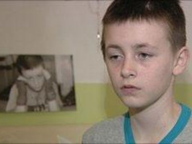 O menino Lee voltou da escola dizendo que estava com dor de cabea. Trs dias mais tarde, comeou a ter convulses