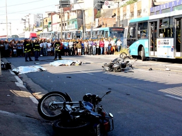 O acidente interditou a avenida Cupec�
