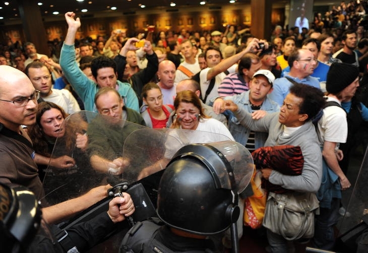 Policiamento foi reforado nesta quarta na assembleia com a chegada do Bope, o que deixou professores ainda mais indigna