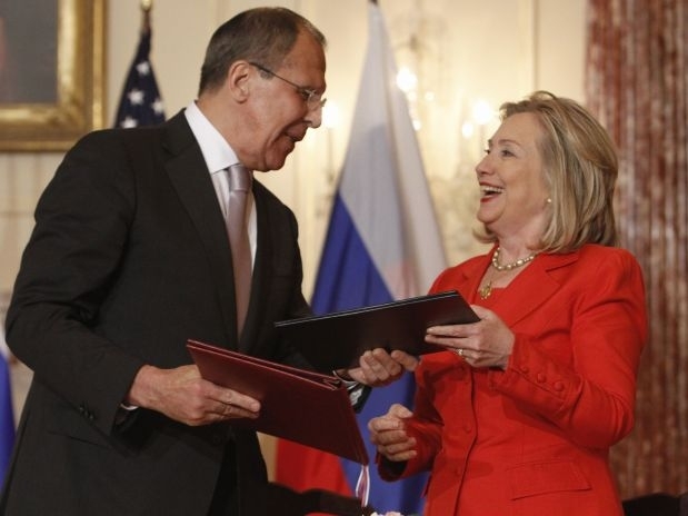 O ministro do Exterior russo, Sergei Lavrov, e Hillary Clinton trocam documentos no Departamento de Estado americano
