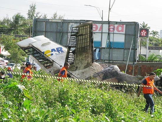 Avio cai minutos aps decolagem e mata 16 pessoas em Recife; Aeronutica vai investigar o acidente