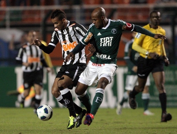 Marcos Assuno levou a melhor no duelo com o santista Danilo no clssico do Pacaembu