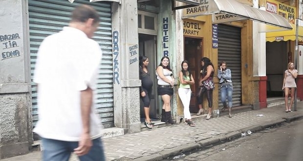Oferta de sexo  luz do dia na Avenida Senador Feij, em Santos