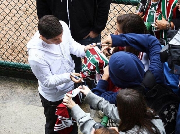 Conca no perde a simpatia e atende os fs nas Laranjeiras