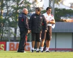 O t�cnico interino Milton Cruz deve mudar o S�o Paulo para a partida de hoje contra o Cruzeiro. Rivaldo pode jogar