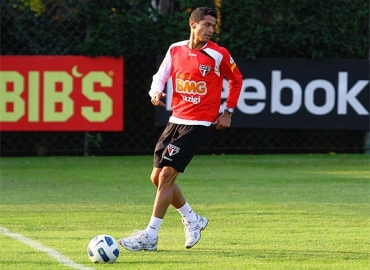 C�cero corre em atividade no centro de treinamento s�o-paulino