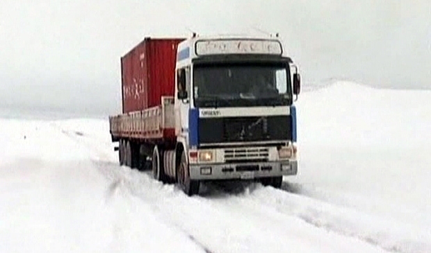 Alguns motoristas perdem o controle e saem da pista