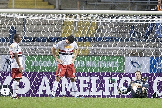 Jogadores do So Paulo lamentam o gol marcado pelo Flamengo no Engenho