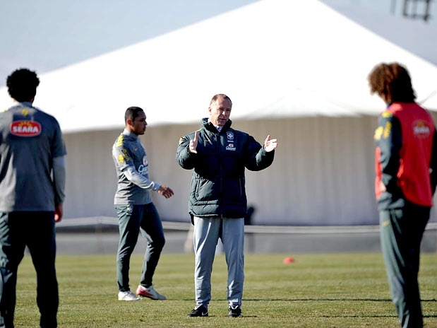Tcnico descartou mudanas entre os titulares durante primeiro treino aps 0 a 0