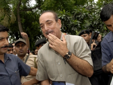 O ministro da Sa�de da �ndia, Ghulam Nabi Azad, deixa sua casa nesta ter�a-feira (5).