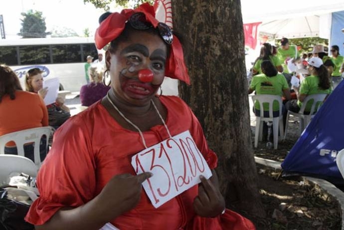 Professora se manifesta durante greve e cobra aumento do piso salarial