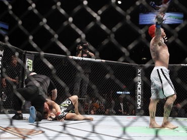 Chris Leben (dir) comemora vitria-relmpago, com Wanderlei Silva ainda no cho