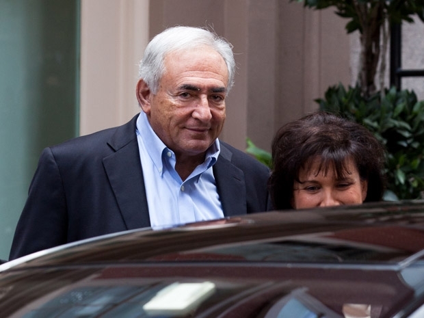 O ex-chefe do FMI Dominique Strauss-Kahn e a mulher deixam sua casa provis�ria em Tribeca neste s�bado (2)