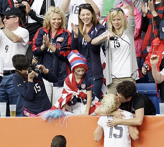 A americana Megan Rapinoe ganha beijo de uma pessoa no identificada aps vitria por 3 a 0