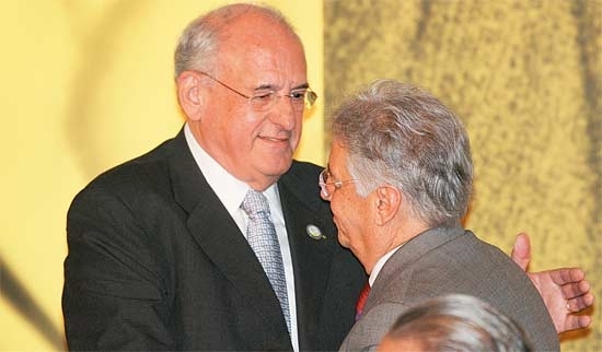 Ministro da Defesa, Nelson Jobim, cumprimenta FHC durante homenagem ao tucano no Senado
